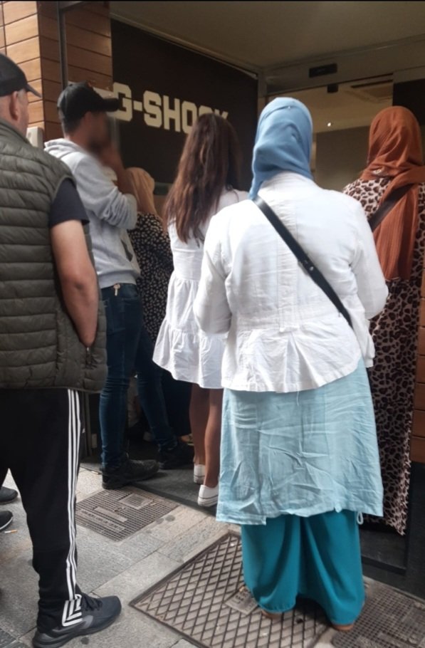 Aquesta foto s'ha fet viral, via WhatsApp, a Ripoll.

Una joieria tanca i fa liquidació al 50%.

S'han vist usuaris de càrites comprant joies d'or en efectiu...

Una vergonya absoluta.

#GovernemRipoll
#SalvemCatalunya