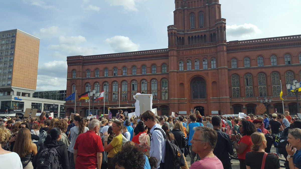 Die Schulen in freier Trägerschaft demonstrieren vor dem Roten Rathaus für eine bessere Finanzierung. Gut 2.000 Menschen sind gekommen. Sie erwarten von der Politik eine schnelle Hilfe.