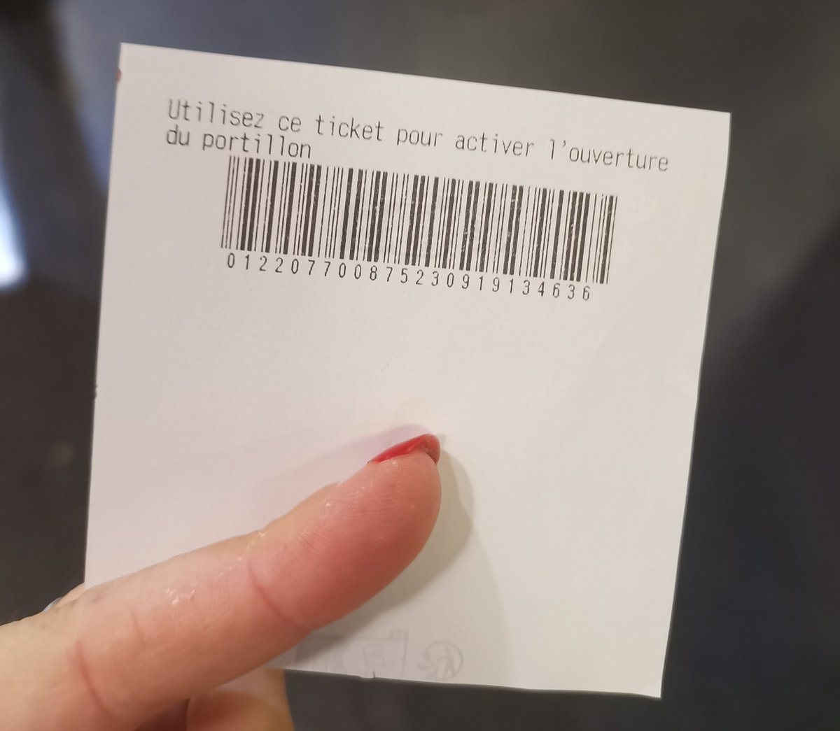 Etape 1 : supprimer le ticket de caisse papier
Etape 2 : créer un ticket papier pour sortir du magasin.

👌 Monoprix 😂 (même si vous ne devez pas être les seuls !)