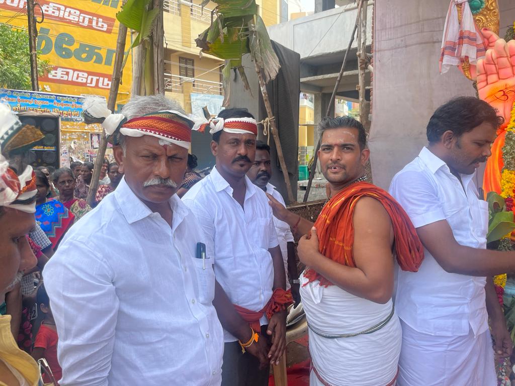 Dharaniramnad's tweet photo. பரமக்குடி நகர் கிருஷ்ணா தியேட்டர் பகுதியில் பாஜக பொருளாதார பிரிவு மாவட்ட தலைவர் திரு.சுரேஷ் பாபு அவர்கள் ஏற்பாட்டில் 

நடைபெற்ற விநாயகர் சதுர்த்தி விழாவில் கலந்துகொண்டு விநாயகரை வழிபட்டு  அன்னதானத்தை துவக்கி வைத்தேன்... https://t.co/Ur0xhQukJy