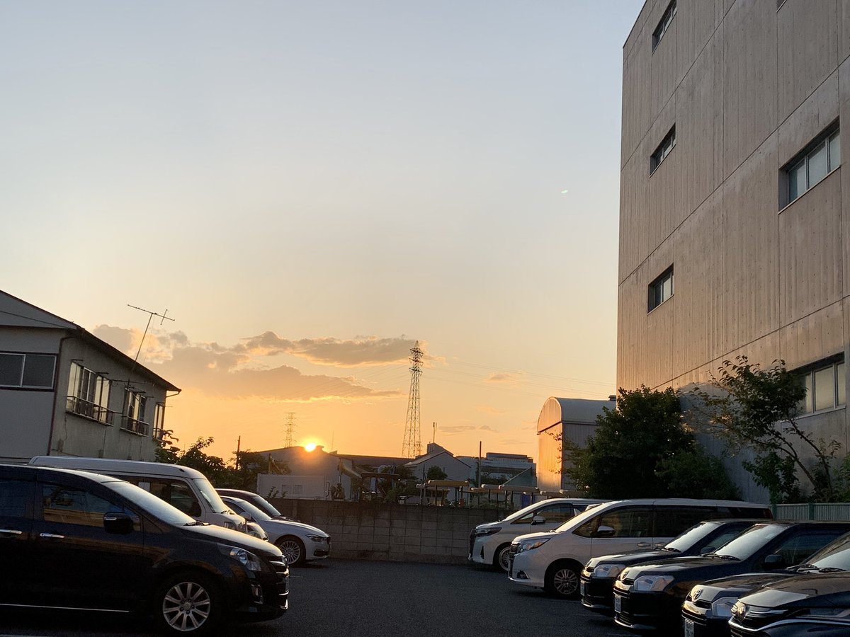 tatekawa91's tweet photo. 父の通夜

夕焼けがキレイなとこでやりました

でもね、なんかね、自分の親の名前が大きく書かれているって、しかもそれが葬式って、妙な気分だしギクリとする https://t.co/WpHppk5zuk