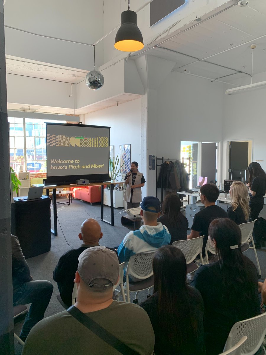 Last week, btrax hosted 'Pitch & Mixer Night'

✨Four groups (2 Japanese groups from NRI, an Oakland-based group from BRIDGEGOOD, & Zeke Marks) pitched service ideas, and received feedback from mentors in the creative space! 🚀