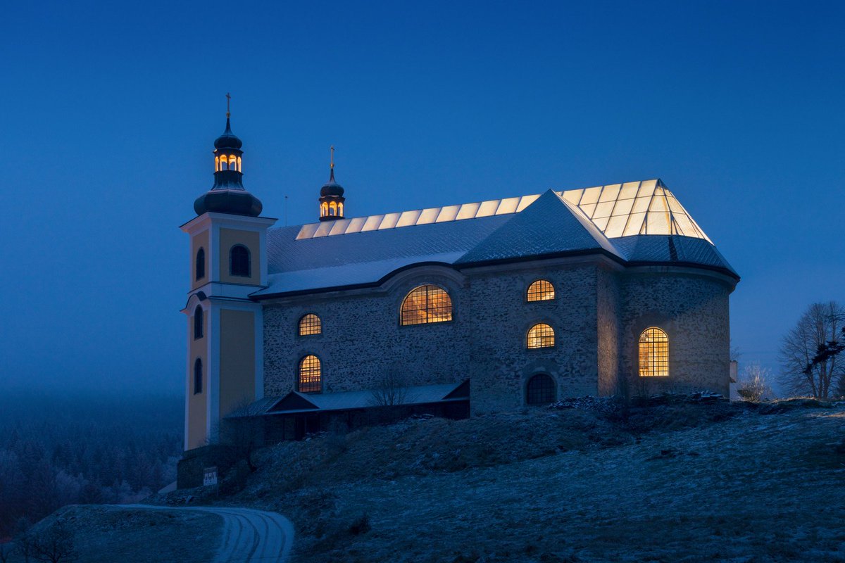 Na přípravách téhle akce bylo práce jak na kostele. (Omluvte dad joke.) Už v sobotu zažije Neratov Supersilent a Xiu Xiu a afterparty příhodně v budově U Proroka. V Ostravě se sice odehraje utkání Hapal vs Vrba, i tak ale budu v kostele. Buď taky!
