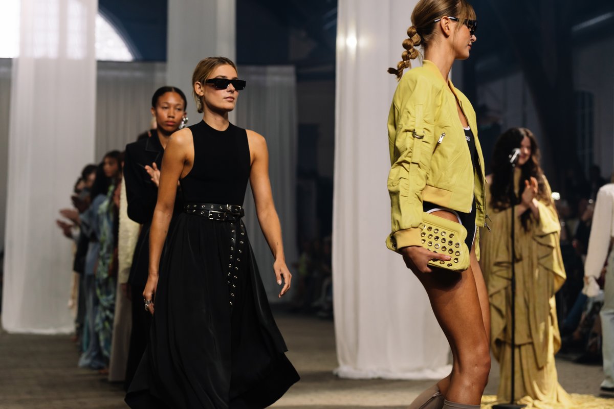 voguemagazine's tweet photo. #VogueClub's "The View From The Front Row" livestream recap of #NYFW and #LFW happening today at 1:45pm ET/6:45pm BT.
Tune in here: https://t.co/Toxe7vmIRn https://t.co/aRtBCpSwo1