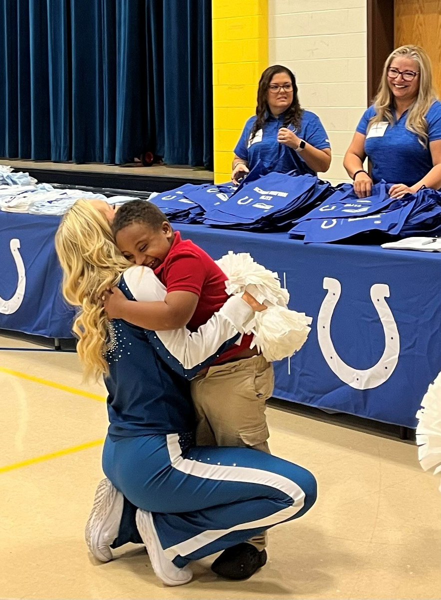 The <a href="/Colts/">Indianapolis Colts</a> partnered with @AmFam for the 2023 Colts School Uniform Blitz, providing Indianapolis-area students with a chance to "shop" for their own outfits, helping eliminate school clothing as a barrier for students. #iWork4AmFam bit.ly/3rbKKH7