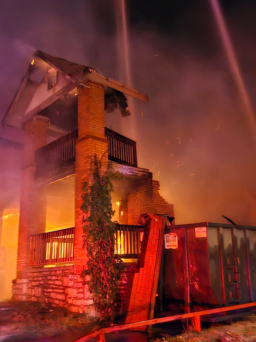 KCMOFireDept's tweet image. KCFD battled overnight fire involving three structures. #KCFD @KCMOFireDept