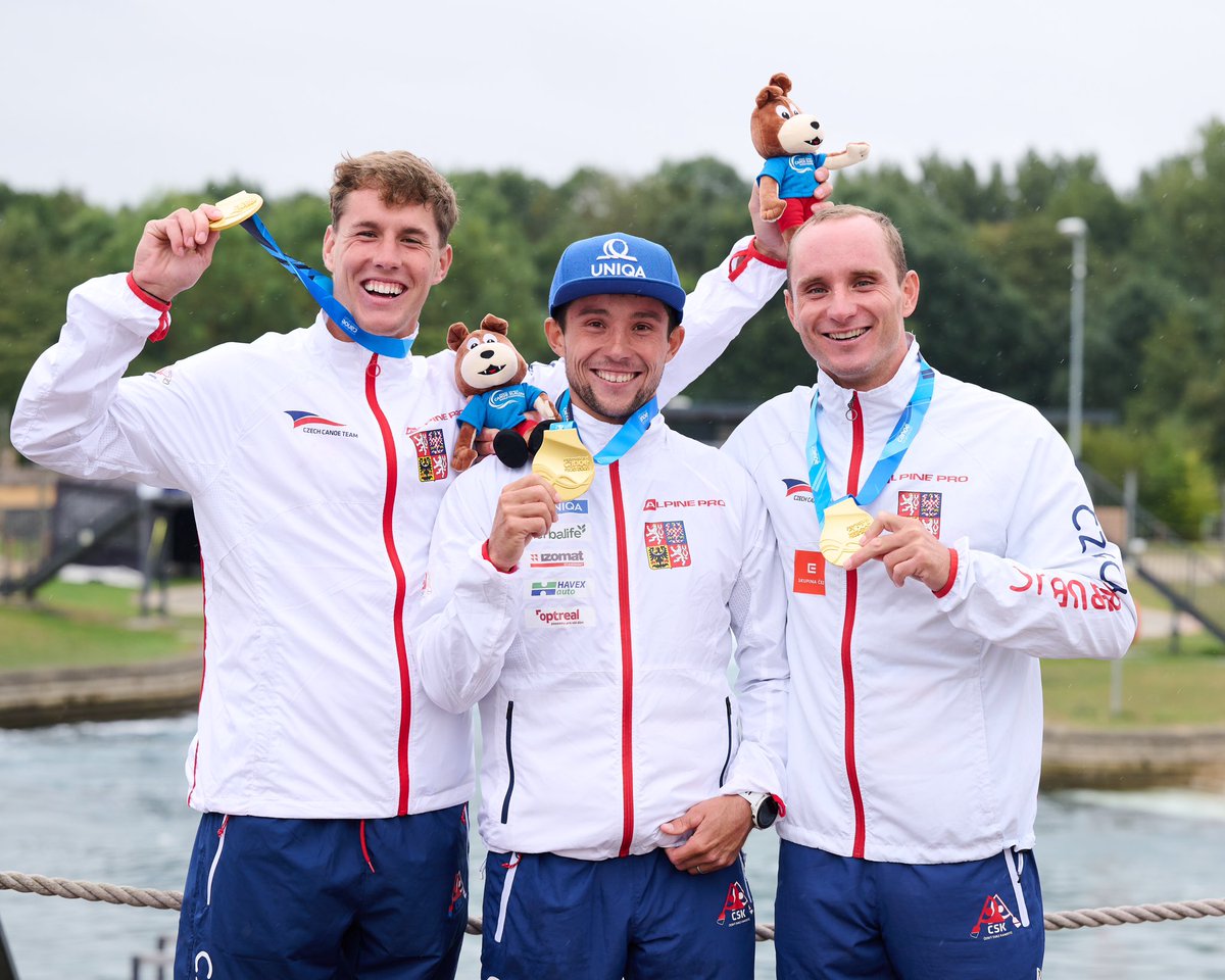 Vodnislalom's tweet photo. Trio kajakářů Krejčí, @jiriprskavec a @VitPrindis  (zleva) si suverénním způsobem dojelo v úvodní den MS v Londýně pro zlatý titul z týmového závodu hlídek.
Pro 🇨🇿 kajak to už je čtvrtý titul ze světového šampionátu za posledních 15 let.
🥇 2009, 2015, 2017, 2023 https://t.co/9mRI3jiCQG