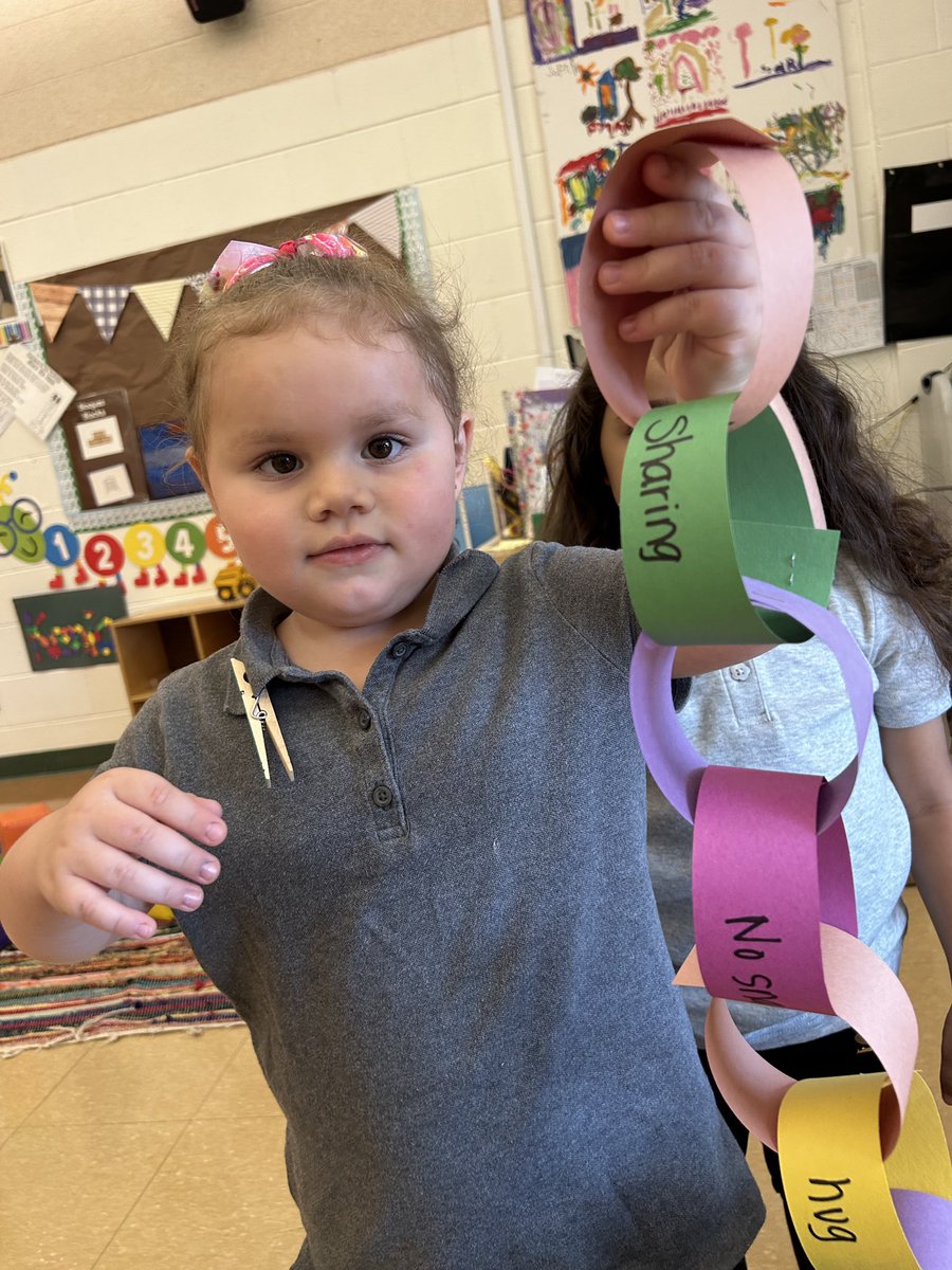 LaurenToffel's tweet photo. Building friendships in Pre-K 3 already! Creating friendship chains to learn about all the different ways we can be friends to one another inside and outside of school! #StartWithHelloWeek #jmfeclc #TogetherWeCan https://t.co/53sPhQof1E