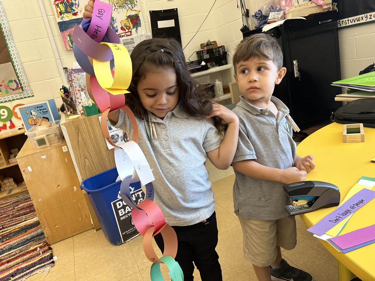 LaurenToffel's tweet photo. Building friendships in Pre-K 3 already! Creating friendship chains to learn about all the different ways we can be friends to one another inside and outside of school! #StartWithHelloWeek #jmfeclc #TogetherWeCan https://t.co/53sPhQof1E