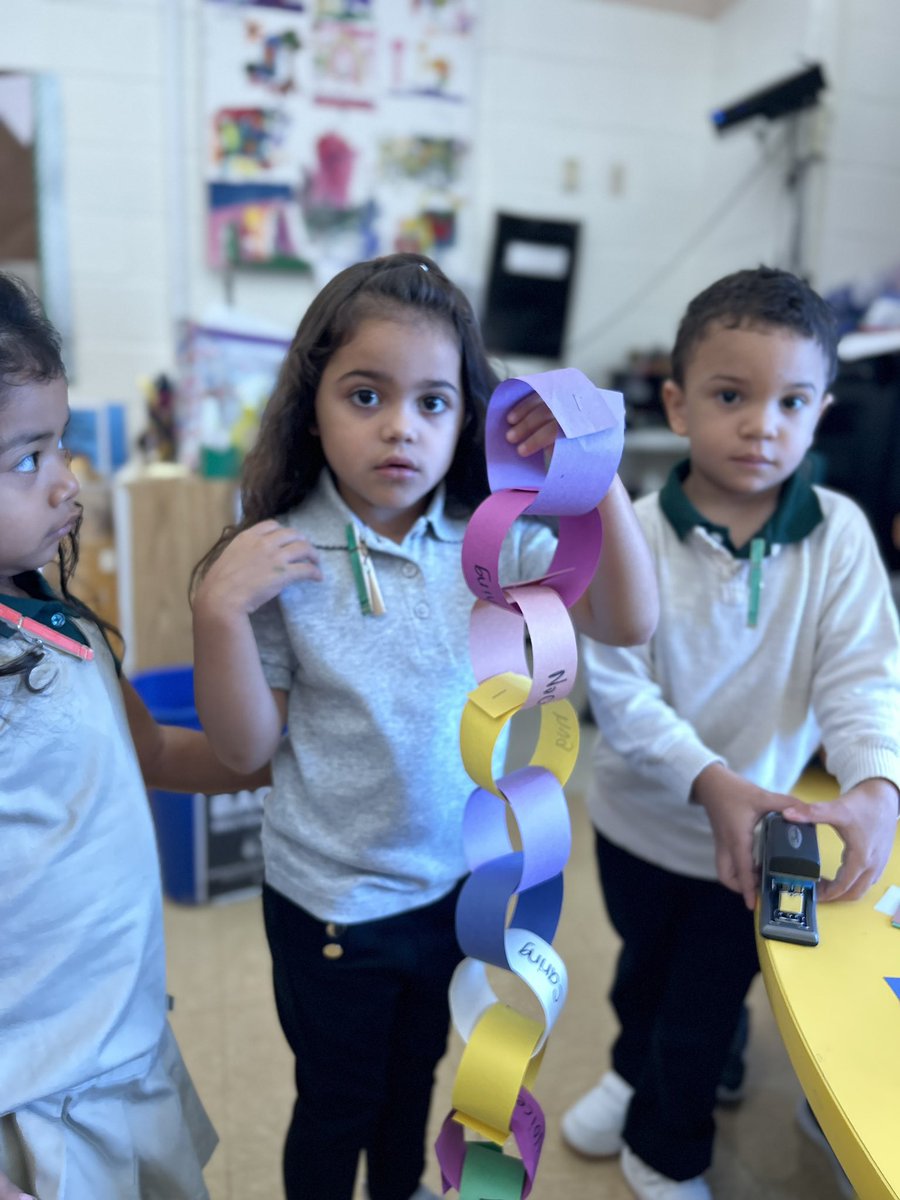 LaurenToffel's tweet photo. Building friendships in Pre-K 3 already! Creating friendship chains to learn about all the different ways we can be friends to one another inside and outside of school! #StartWithHelloWeek #jmfeclc #TogetherWeCan https://t.co/53sPhQof1E