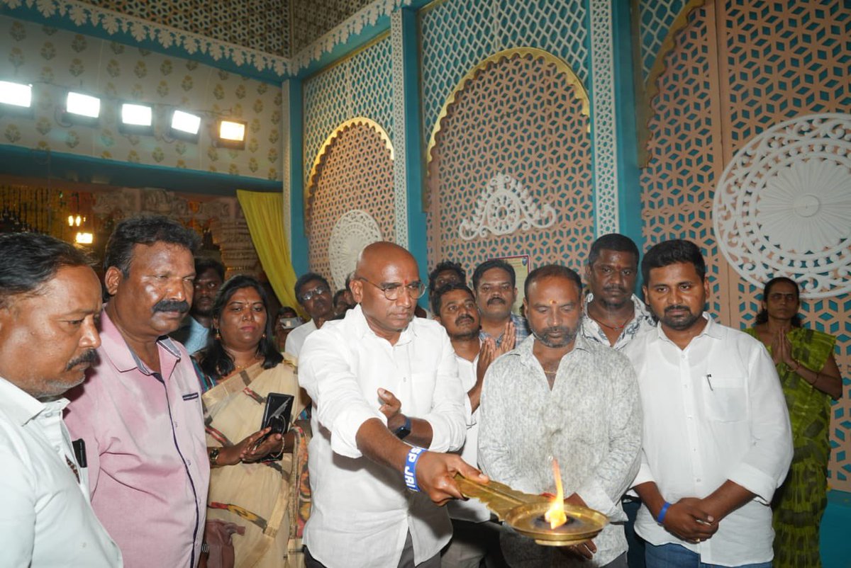 RSPraveenSwaero's tweet photo. ఈ రోజు ముషీరాబాద్ నియోజకవర్గంలో పలు బస్తీల్లో పర్యటించాను. విఘ్నేశ్వరుడు-గజరాజు ఆశీర్వాదం అందుకున్నాం.
#GajRajAyega https://t.co/E42eeB94X1
