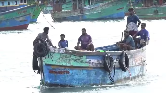 Chased away by Lankan Navy, Tamil Nadu fishermen urge government to intervene | Report by @PramodMadhav6 Read more : intdy.in/1dibo2