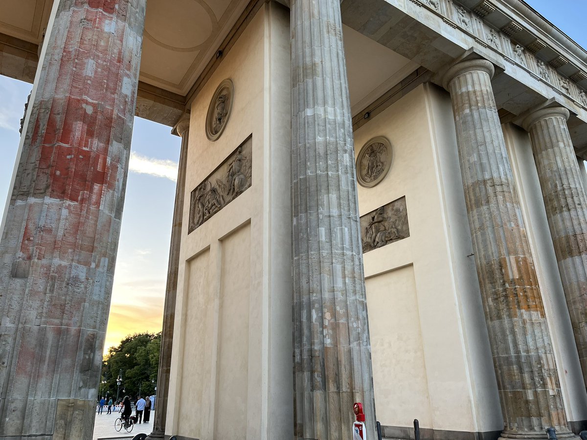 coolservativ's tweet photo. Wie sich die #LastGen-Scheiße in den offenporigen Sandstein gefressen hat. 🤬 https://t.co/8LG84qnJwY