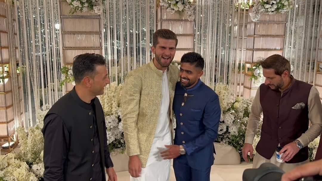 GullS5566's tweet photo. Wo pochna ye tha jo inki larai krwa rahy thy wo khud hi surf kha chuky ya unko tcs krwa dein? 🤣🙂
#ShaheenAfridi #BabarAzam𓃵 #ShaheenShahAfridi #ShahidAfridi https://t.co/pZqHOlK8B9