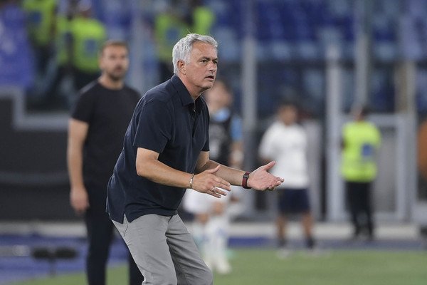 TorcidaGR's tweet photo. 🇵🇹 #CalciomercatoRoma: possibili contatti per il rinnovo di #Mourinho a dicembre.
(#CalciomercatoCom)
#ASRoma https://t.co/I5ltb19rx7