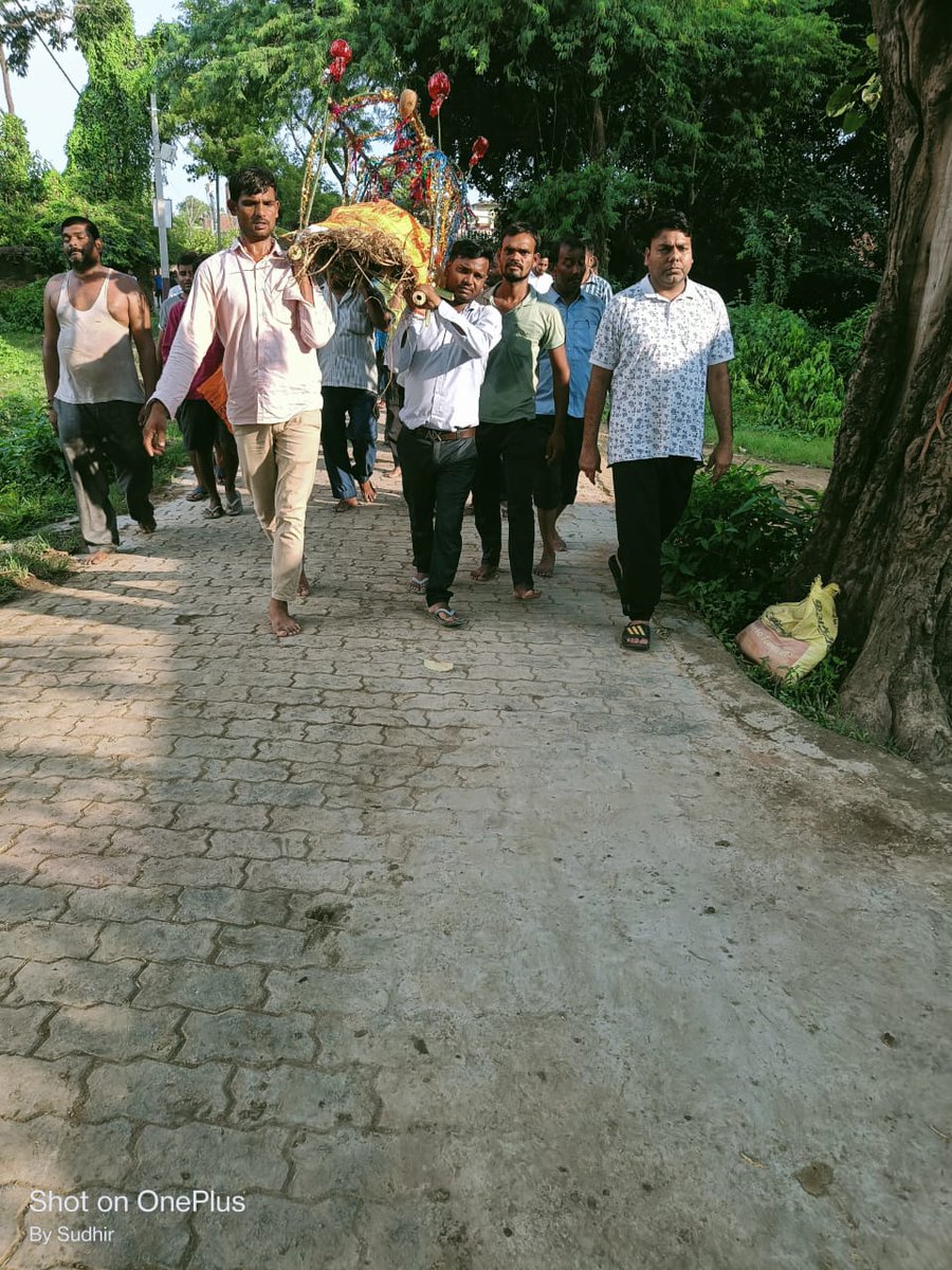 iamanand97's tweet photo. आज मेरी बुआ जी की #अंतिम विदाई।।💐💐🙏😭😭
#बुआ जी आपकी #आत्मा को शांति मिले और श्री #चरणों में स्थान मिले।।।🙏😭💐💐
।।ॐ शान्ति ॐ।।🙏😭
#MissuBuwaji।।💐🙏😭😭
@GeetaYa12935794
@igaganindia
@Muskanyadav90 
@YadavSandhy 
@NehaYadavBHU 
@yadavpooja_26 
@PragyaLive 
@samajwadiparty https://t.co/X4UueVVsm1