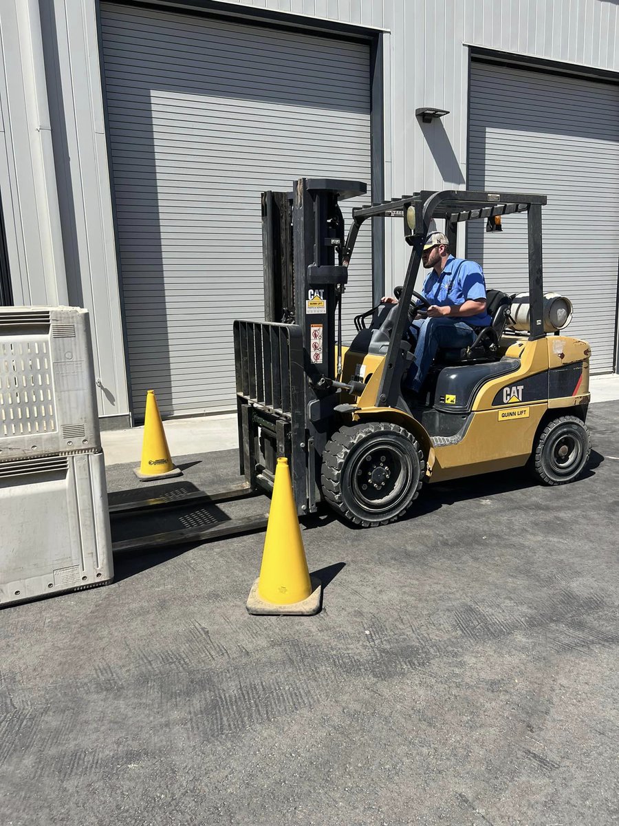 SCCCD's tweet photo. 🔧 Peek behind the scenes with the Reedley College Mechanized Agriculture MAG 20 class! They're busy repairing equipment, mastering forklifts, and shaping the future as skilled technicians. 🚜💪
#HandsOnLearning #CareerTechEd #BehindTheScenes #FutureTechnicians https://t.co/k6QzOVpvSj