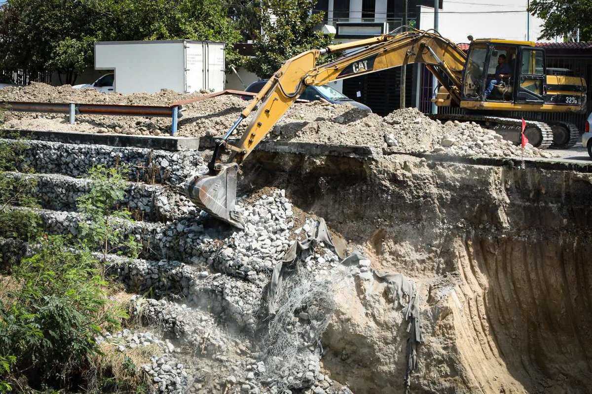 Arroyo Topochico. Sección Av Santo Domingo-Av. Guerrero #SanNicolás A punto de terminar la primera sección de 200mts lineales, reconstrucción, revestimiento y vialidad; y arrancamos con la siguiente etapa en coordinación <a href="/GobSanNicolas/">Gobierno de San Nicolás</a> con <a href="/conagua_mx/">Conagua</a> Nuevo León <a href="/LilyOlivaresC/">Lily Olivares</a>