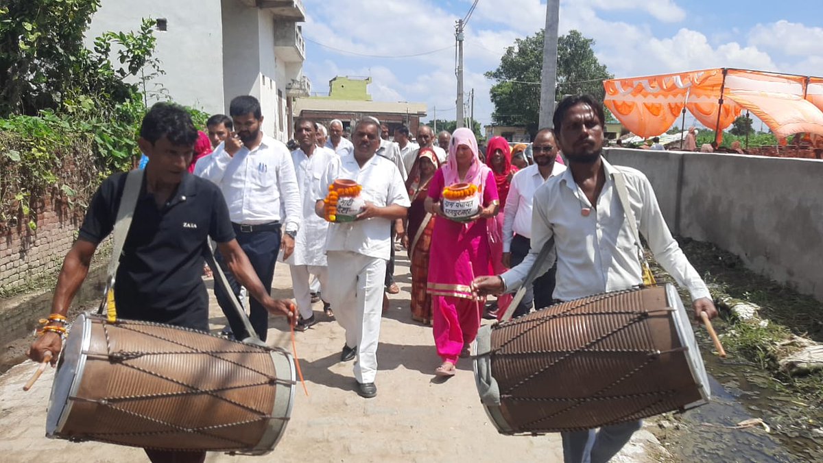 ग्राम पंचायत करनपुर जट्ट में माननीय विधायक धौलाना श्री धर्मेश तोमर जी द्वारा मेरी माटी मेरा देश अभियान में प्रतिभाग किया गया एवम ग्रामीणों को पंच प्रण की शपथ दिलाई गई।
<a href="/CDO_HAPUR/">CDO HAPUR</a> <a href="/DmHapur/">DM Hapur</a> @PrernaSinghIAS