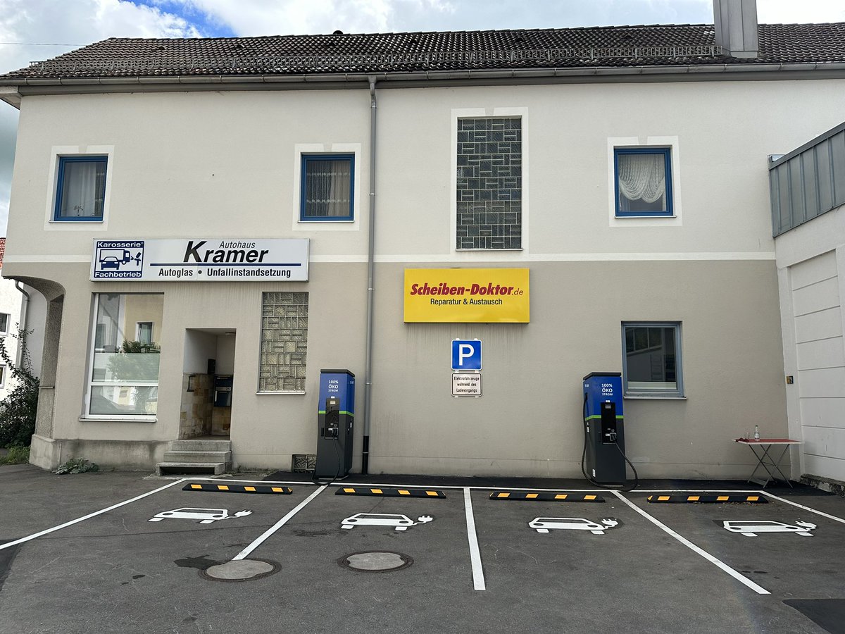 Wir unterstützen das Autohaus Kramer im Allgäu bei der Errichtung von öffentlicher Ladeinfrastruktur, hier 2x <a href="/Compleo_CS/">Compleo</a> Cito 500 50kW DC + 22kW AC inkl. eMobility Backend.