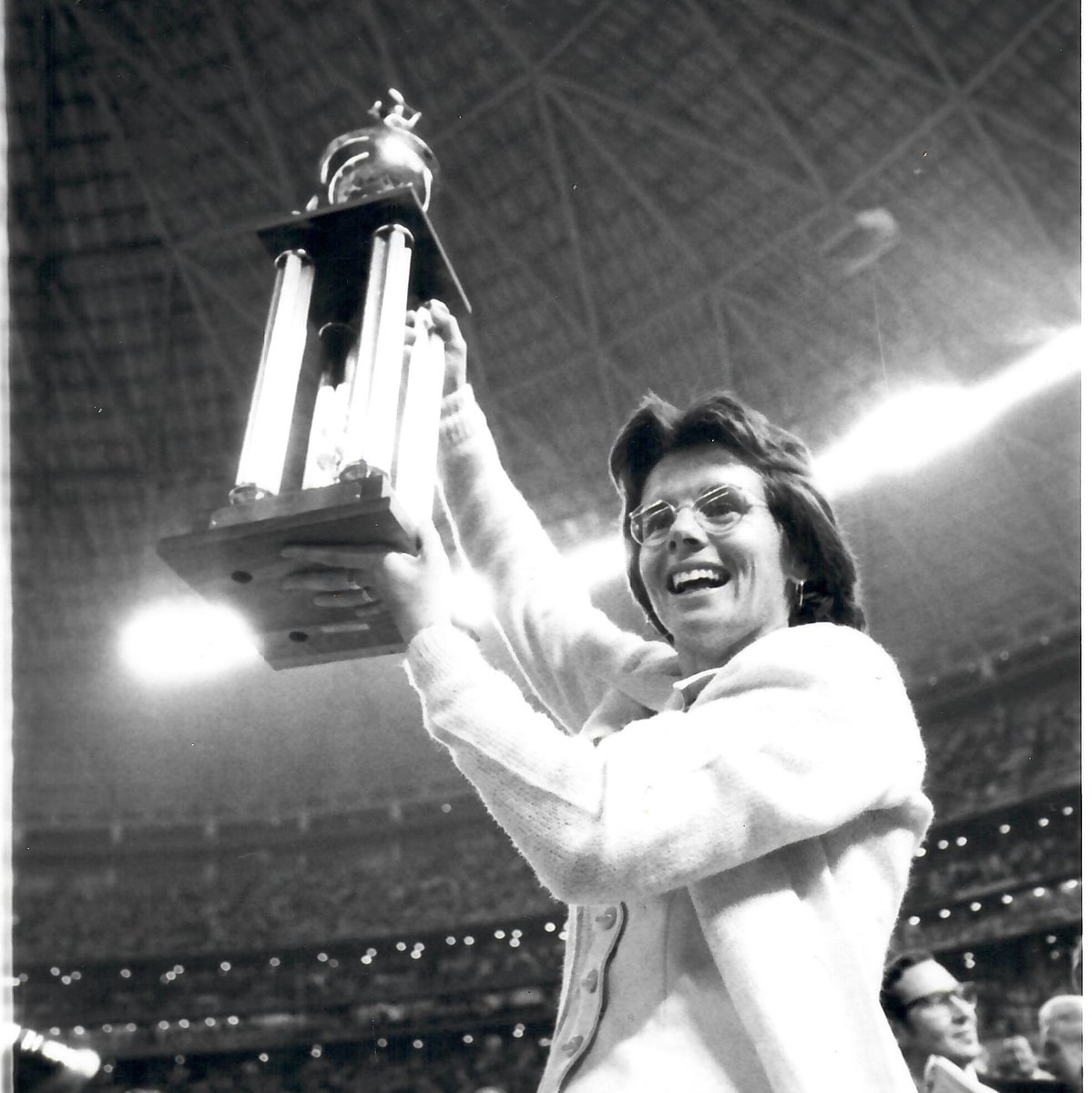 BillSimons1's tweet photo. INSIDE TENNIS REMEMBERS THE BATTLE OF THE SEXES: Mother Freedom vs. the male chauvinist and master of the preposterous. The Billie Jean King vs. Bobby Riggs match that changed the world.
https://t.co/g03HR3VQSX https://t.co/NjuqK0Yip8