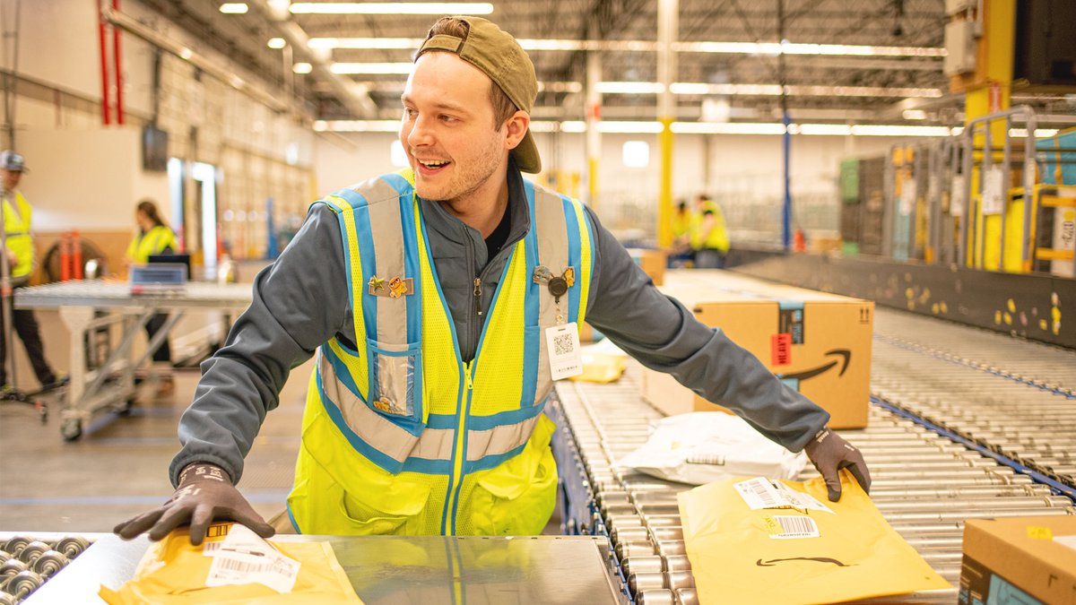 🆕 Good news for anyone looking for a job: we’re hiring 250,000 full-time, seasonal, and part-time roles for the holiday season. We’re also investing $1.3 billion toward additional pay across customer fulfillment and transportation, our largest annual investment to date. ⬇️