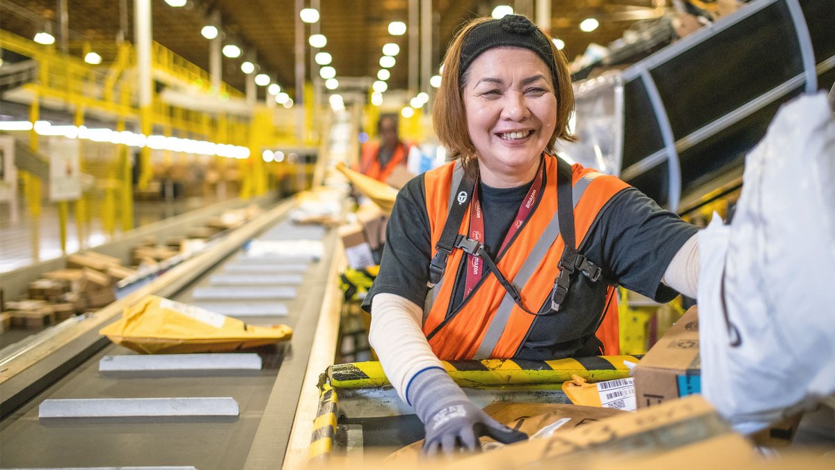 amazonnews's tweet photo. 🆕 Good news for anyone looking for a job: we’re hiring 250,000 full-time, seasonal, and part-time roles for the holiday season. We’re also investing $1.3 billion toward additional pay across customer fulfillment and transportation, our largest annual investment to date. ⬇️ https://t.co/wEqFfWulWi