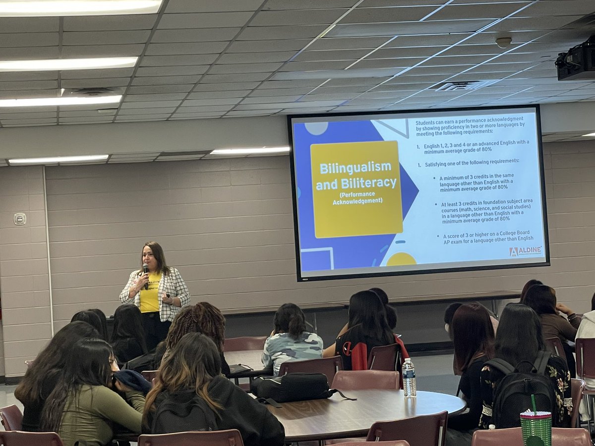 Do not let your language disappear! Guidance and a counseling shares performance acknowledgments with @AldineISD students #MiAldine @delgadong94 #HopeSummit