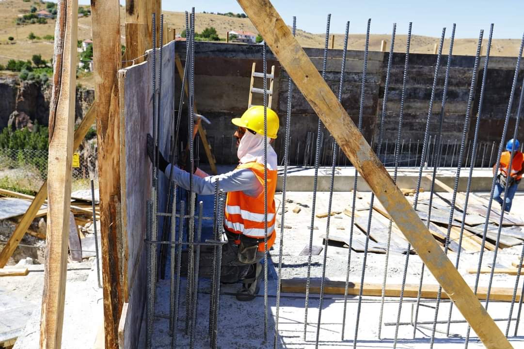 evrendincertr's tweet photo. 📍Ihlara Cam Teras 😍

👉150 metre yükseklik, 
👉12 metre uzunluk...

Vadinin doğal güzellikleri içerisinde manzaranın tadını çıkarmanız için projemiz hızla ilerliyor. 👷🏗️🧱⚒️

Hemen yanındaki kafeterya ile de gün batımında kahvenizi yudumlarsınız diye düşündük. ☕🌅😉

#AksarayaDeğer❤️
