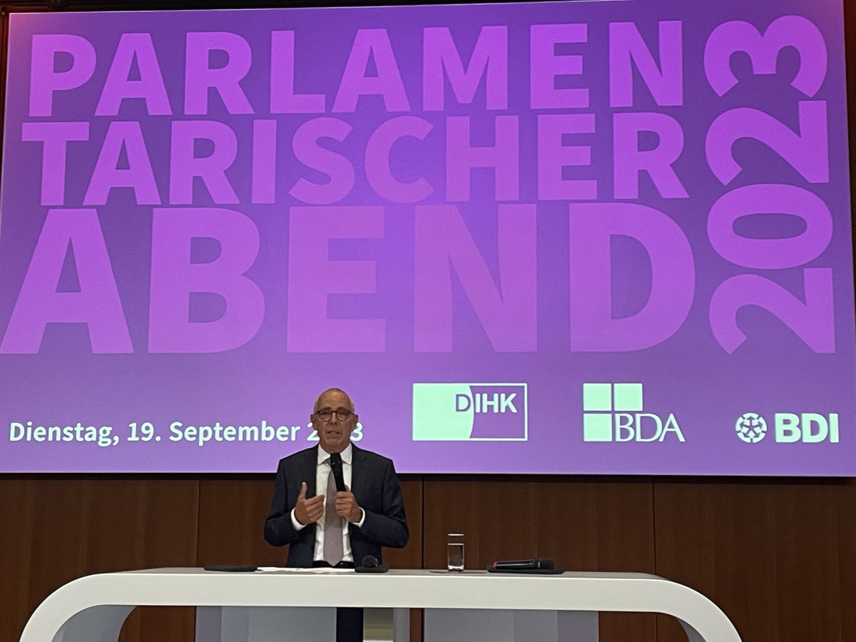 BAVChemie's tweet photo. Gerade findet der Parlamentarische Abend von @DieBDA, @Der_BDI und @DIHK_News im Haus der Deutschen Wirtschaft statt. Den Auftakt zum Austausch von Politik und Wirtschaft machte Peter Adrian, Präsident der @DIHK_News. 

@hubertus_heil, Bundesminister für Arbeit und Soziales (@BMAS_Bund), betont: „Zweidrittel der Langzeitarbeitslosen haben keine berufliche Ausbildung. Das müssen wir ändern! Mein Vorschlag: Wir brauchen eine frühere Berufsorientierung - und zwar aber der 6. Klasse in allen Schulformen.“ - Danke für den spannenden Austausch!