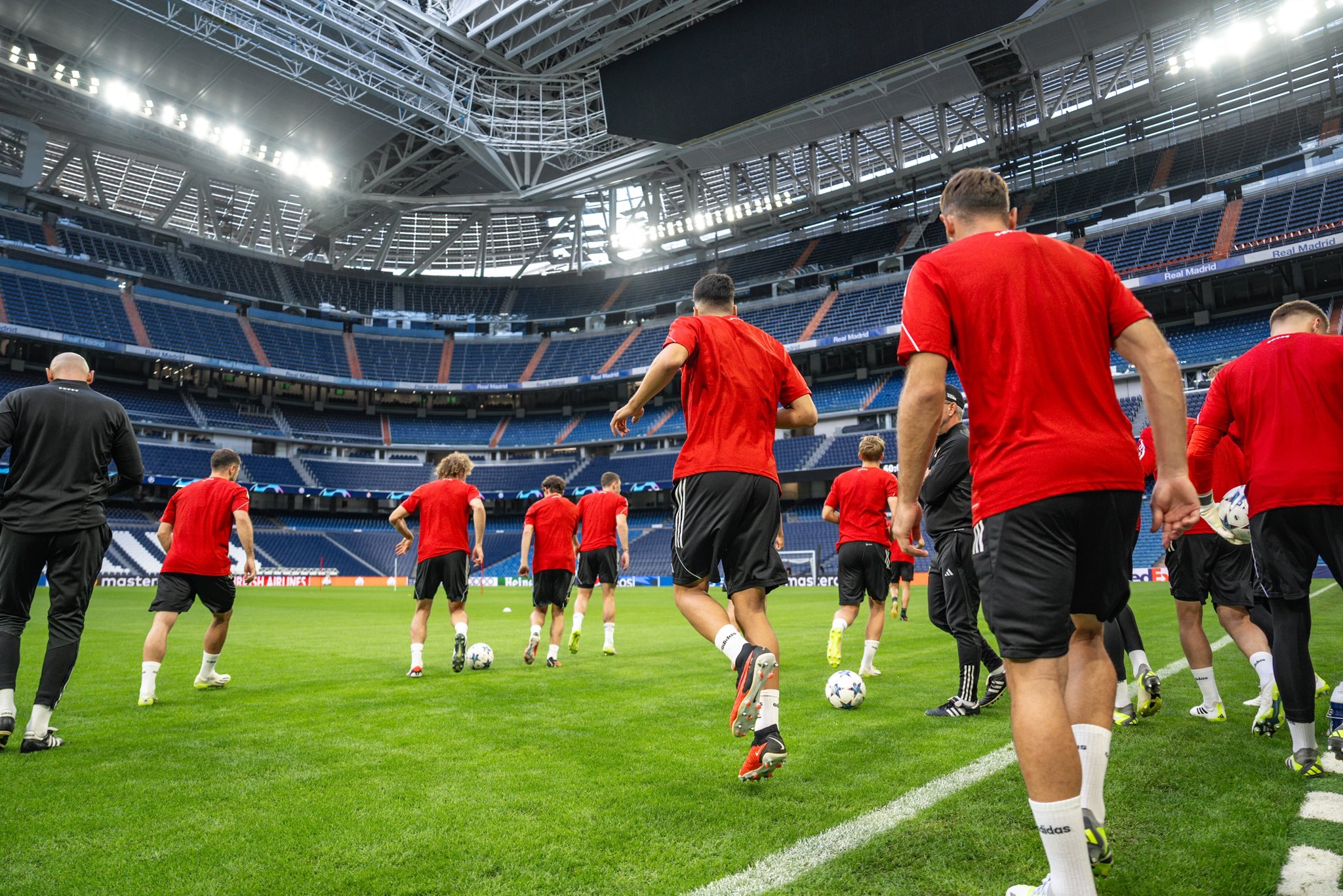 Die Mannschaft betritt den Rasen im Bernabéu