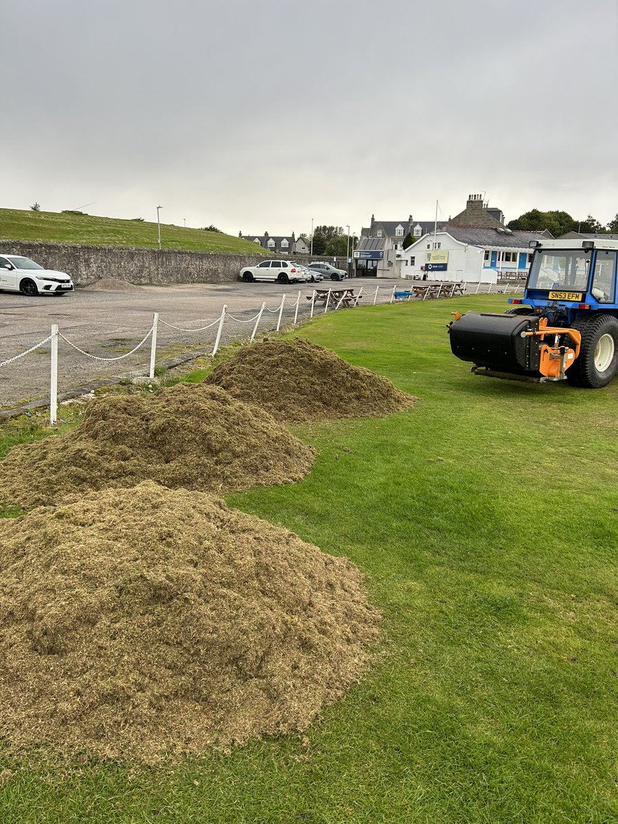 ManVGrass's tweet image. If you’re gunna do it, might as well do it right. Glad for the heater in the cab today, big drop in temps. Still 11c in the soil though.