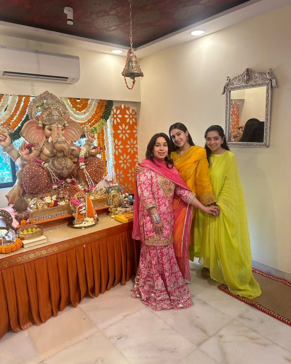 #JPDutta, #NidhiDutta and #SaraAliKhan celebrate Ganesh festival together. Check these beautiful pictures.
.
.
.
.
#talkingbling