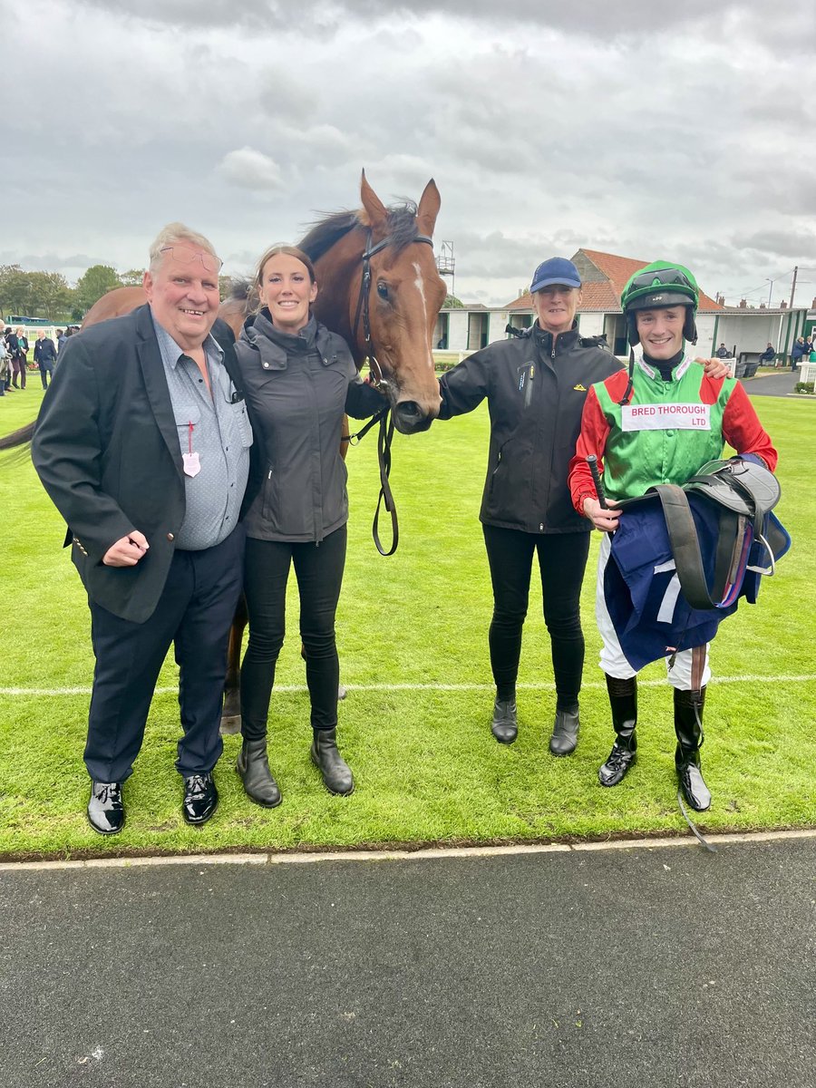 Boom ⚡️ THUNDER STAR wins the 5 furlong Handicap for husband & wife jockey/trainer team (J) @EDMUNDZZ98 (T) @jessmaceyracing and owner/breeder Michael Foulger, the former Vice Chairman of @NorwichCityFC at @GTYarmouthRaces #EasternFestival 🐎🏆