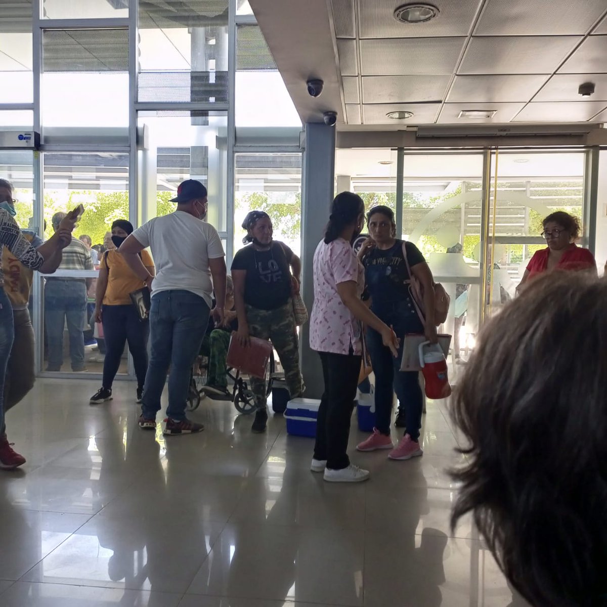 #19Sep Situación Irregular FARMACIA DE ALTO COSTO DE MARACAIBO.

Luego de AMANECER en cola, pasada la 1pm, informan a los pacientes Oncológicos sobre la escasez del Trastuzumab.

Incertidumbre, jugando al cansancio 

Los pacientes  exigen información.

Continúa el Trato cruel