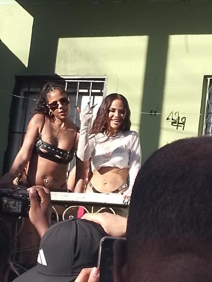nattinatspain's tweet photo. Nuevas fotos de Natti Natasha y Tokischa durante las grabaciones de “No pare remix” en República Dominicana. https://t.co/J6OWFXCjJ5