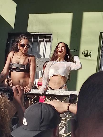 nattinatspain's tweet photo. Nuevas fotos de Natti Natasha y Tokischa durante las grabaciones de “No pare remix” en República Dominicana. https://t.co/J6OWFXCjJ5