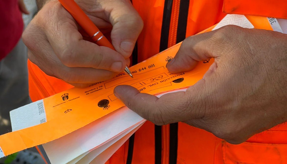 PCivilMoral's tweet photo. 🚑 Este Año queremos que la Semana Grande de La Sierra sea segura para mayores y para peques, por eso a parte de las ya conocidas pulseras identificativas, queremos que conozcas una nueva iniciativa que llevarán a cabo nuestros voluntarixs. https://t.co/EFuOlLH4z5 https://t.co/AJaxocK9t3