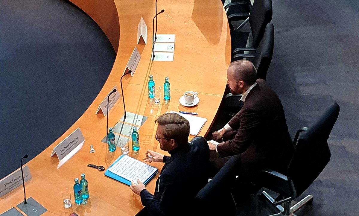 Bei einer Anhörung im Bundestag hat unser Kollege <a href="/G_Hackmack/">Gregor Hackmack</a> heute Morgen dafür geworben, dass Lobbykontakte per Gesetz veröffentlicht werden müssen. Um es konkret zu machen, nannte er drei bekannte Lobbyisten als Beispiel: