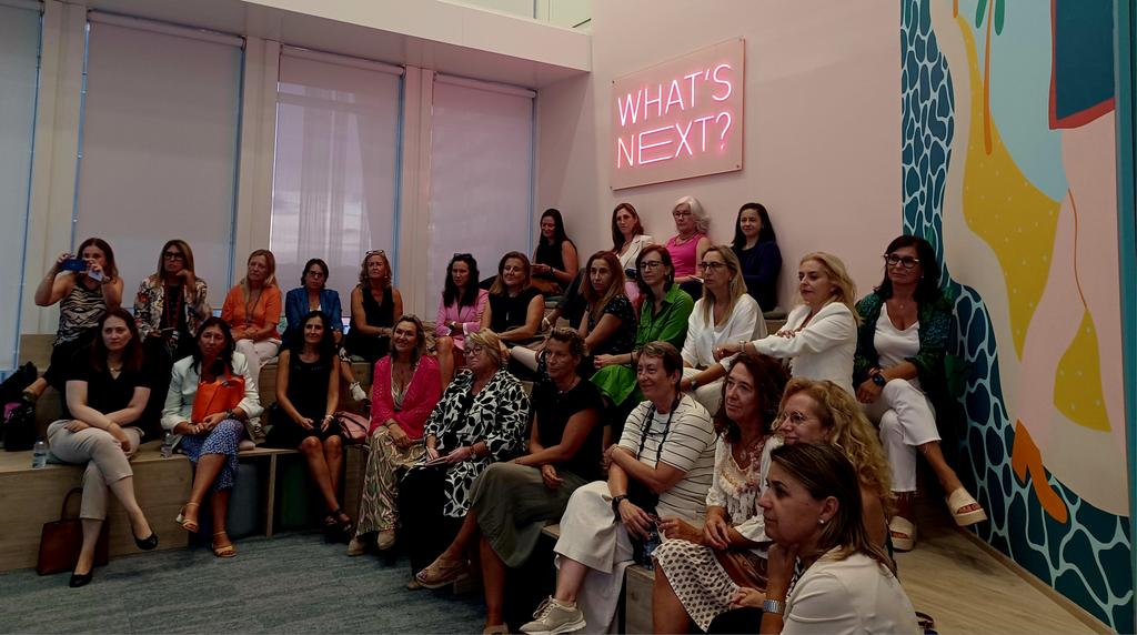 Las Comités de Dirección y Consejos de Administración son analógicos en su mayoría, y por tanto estamos subrogado la estrategia de las empresas, el futuro, que es ya.
#esg #leadership #ai #DigitalTransformation