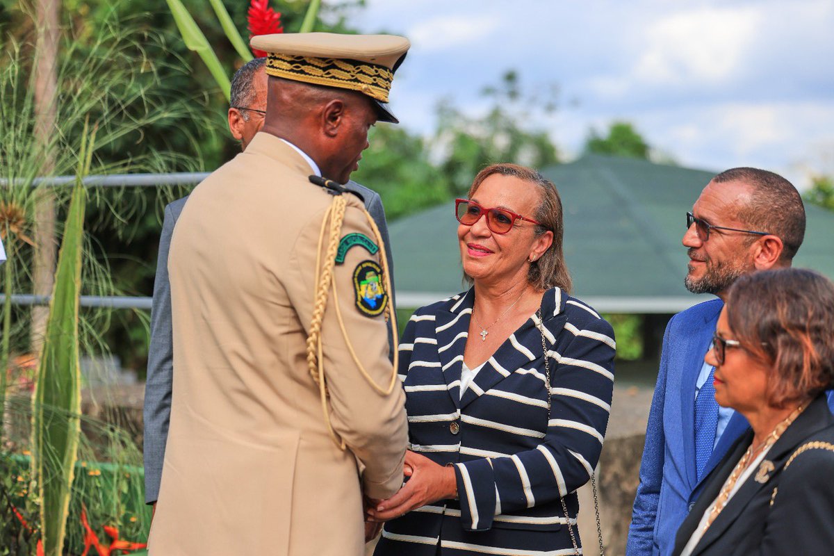 Infinie reconnaissance 🙏🙏🙏au Président de la Transition pour cet hommage de la Nation à feue Rose Francine Rogombe, ancien Président du Sénat, ancien Président de la Transition juin - octobre 2009. Maman, je suis fière de toi 🙏🙏