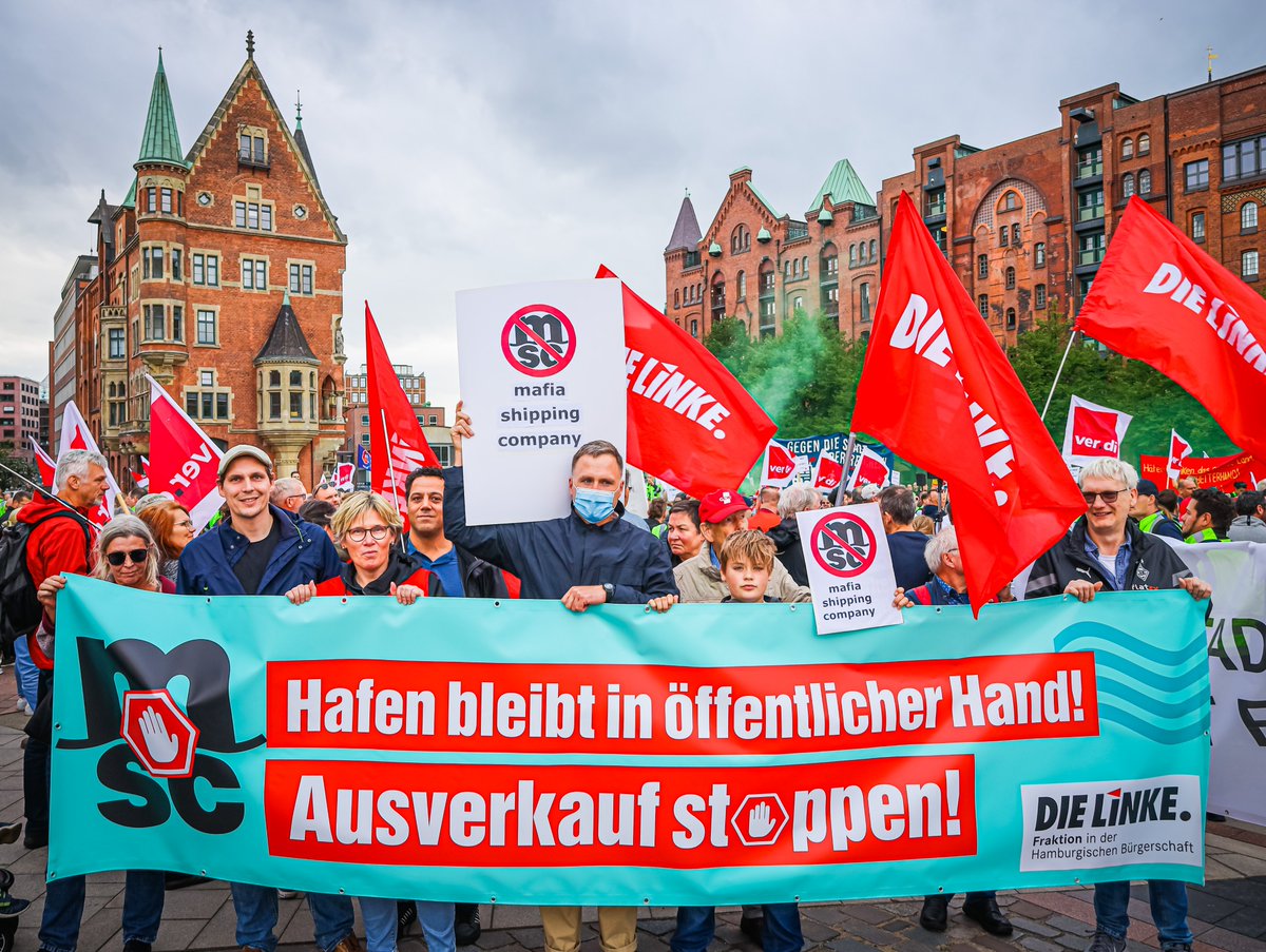 Der Hamburger Hafen ist kein Casino! 📣Gegen die Pläne des Hamburger Senats, die #HHLA weiter zu privatisieren, waren wir heute mit vielen anderen auf der Straße.