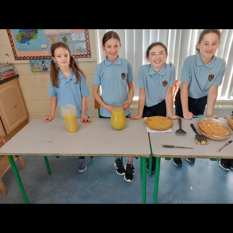CloneenNS's tweet photo. Junior and Senior infants made a delicious salad; 1st and 2nd class made soup, mashed potatoes and an apple and blackberry crumble; 3rd and 4th class made some rhubarb crumble; while 5th and 6th class made potatoes chips as well as beetroot chips and some apple crumble. https://t.co/pVJw0SwEib