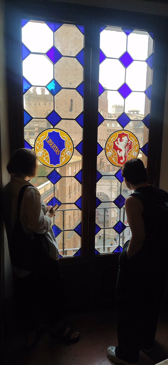 Our resident artists and current students of @sienaschool and @sienaart enjoying the view overlooking the main city square Piazza del Campo from the windows of the city archives. #siena #italy #studyabroad #artresidency #studyaway