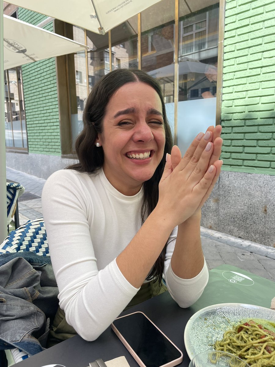 valeriacasrod's tweet photo. para alguien que viene de un sitio tan pequeño como es la isla de La Palma llegar a algo tan grande con los @LatinGRAMMYs es algo que pensé que ni podía soñar, “la raíz” nació de mi tierra, esto es lo más bonito que pude imaginar nunca🤍 https://t.co/A81Tc3Kpya