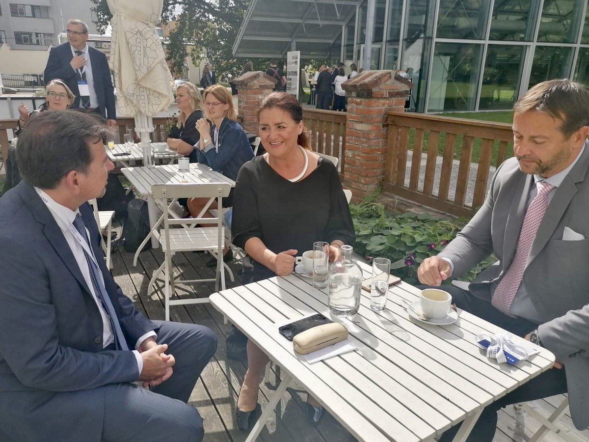 H_Langsadlova's tweet photo. Před slavnostním zahájení projektu #CREATIC jsem se potkala s @MartinBares11, rektorem @MUNI_cz, a s @RastiMadar, děkanem @LekarskaO. Mluvili jsme o podpoře operačního programu Jan Amos Komenský a aktuální situaci kolem covidu-19 v České republice. https://t.co/OR6x4PIMDl