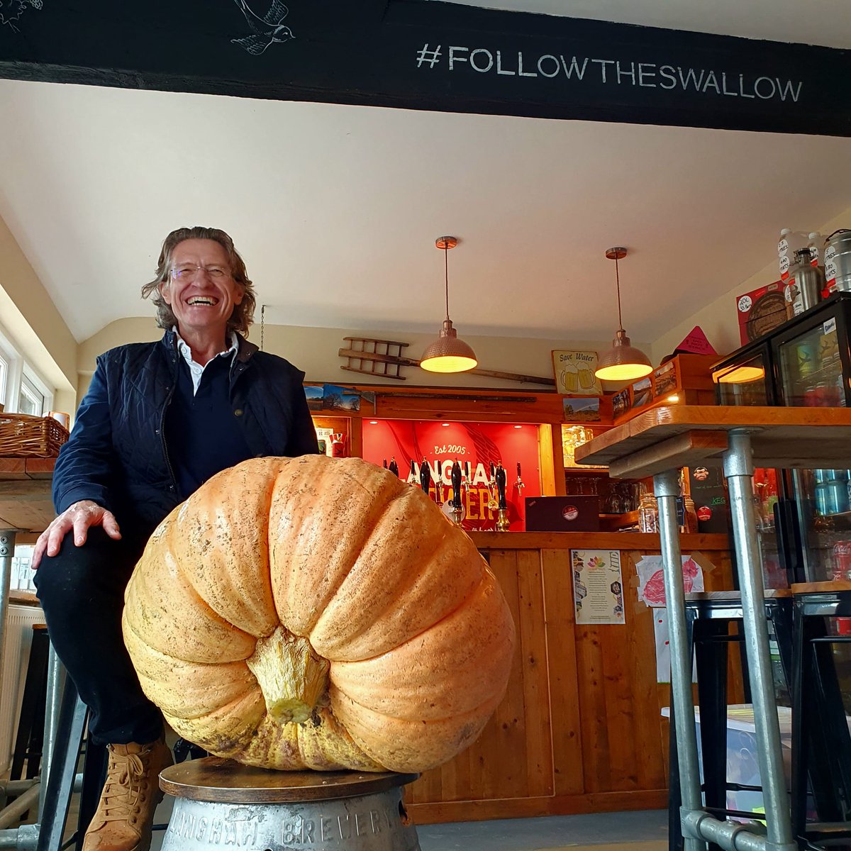 LanghamBrewery's tweet photo. What a beauty. And the pumpkin isn't bad either 😀 
Join in our 'guess the weight of the pumpkin' competition and raffle - tickets are now on sale in the Taproom
https://t.co/aGWCWDHXIb
.
#pumpkin #autumn #bonkerforconkers #conkerchampionship #chestnuttreehouse https://t.co/ODITC9TWXk