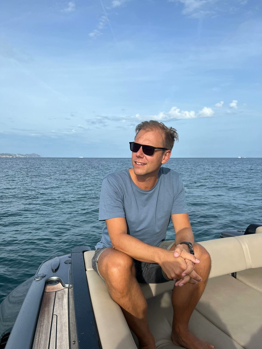 arminvanbuuren's tweet photo. Enjoying some sunshine after my set last Sunday 😎☀️ Where do I see you this weekend?

🇹🇷 @lifeparkistanbul
🇫🇷 @phantom.paris
🇪🇸 @ushuaiaibiza https://t.co/aKYHBblEpK
