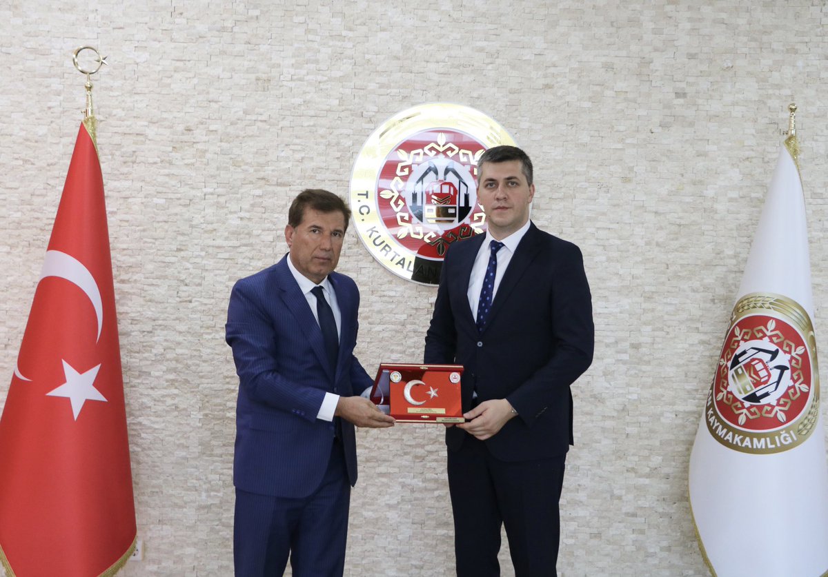 Baykan/Atabağı Belediye Başkanı Tayyar Lale, Kaymakam/Belediye Başkan V. Sayın Samet Serin’i makamında ziyaret ederek yeni görevinin hayırlı olması temennisinde bulundu.

Kaymakam/Başkan V. Serin, ziyaretten duyduğu memnuniyeti dile getirerek Başkan Lale’ye teşekkürlerini iletti.