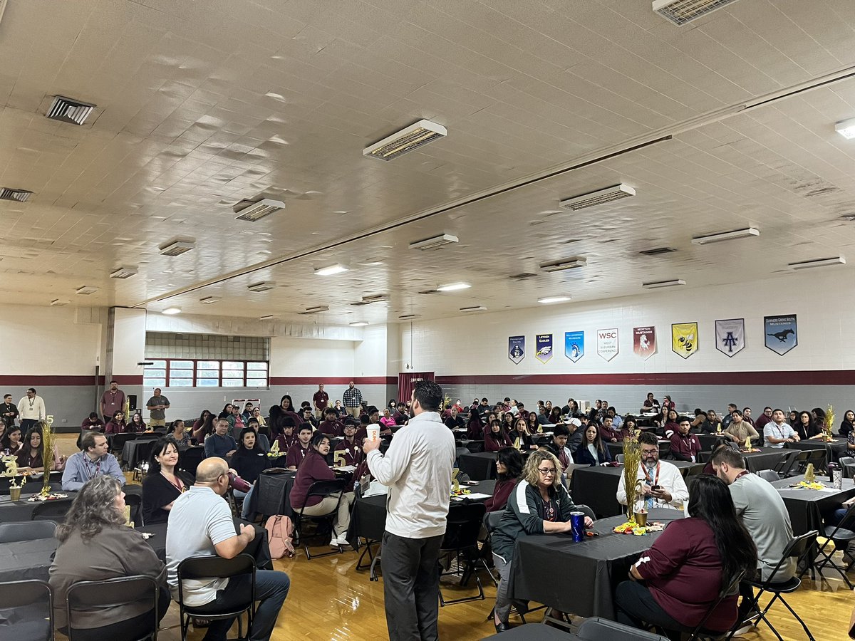 Such a great celebration of our current juniors and seniors and their families who earned AP credit last year on their AP exams. Congratulations! #mortonpride